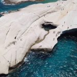 Σαρακήνικο (Μήλος): Τα ηφαιστειογενή κατάλευκα βράχια και τα αιγαιοπελαγήτικα νερά του… θα σου κλέψουν μια για πάντα την καρδιά!