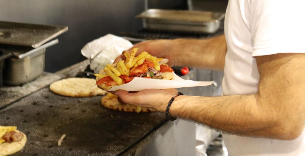 Αισχροκέρδεια χωρίς τέλος! Οι Έλληνες κόβουν το σουβλάκι – Που έφτασε η τιμή του ανά περιοχή…
