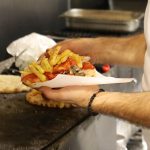 Αισχροκέρδεια χωρίς τέλος! Οι Έλληνες κόβουν το σουβλάκι – Που έφτασε η τιμή του ανά περιοχή…